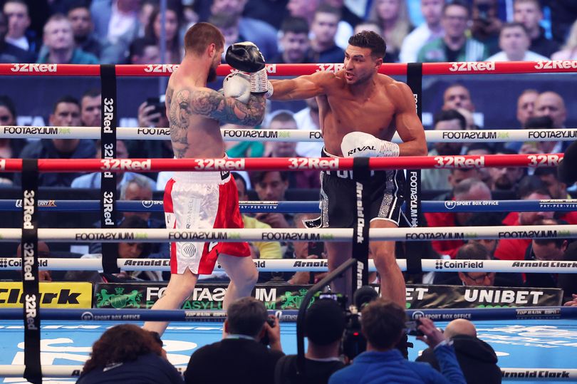 Tommy Fury landing a right hand against Daniel Bocianski